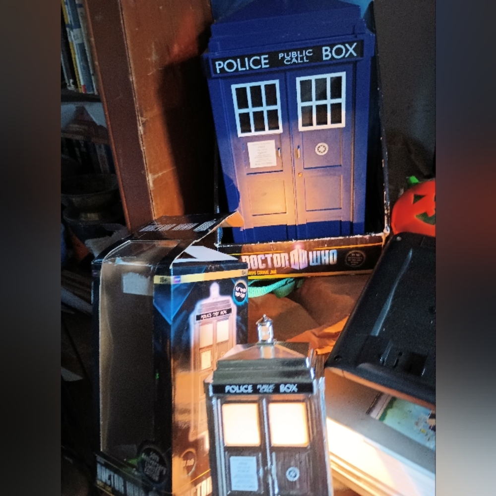 New Working in Box 50th Anniversary T.A.R.D.I.S. Working Night Light - Picture 3 of 6